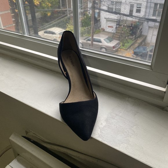 Black Old Navy Pointed Toe Pumps - Picture 3 of 4